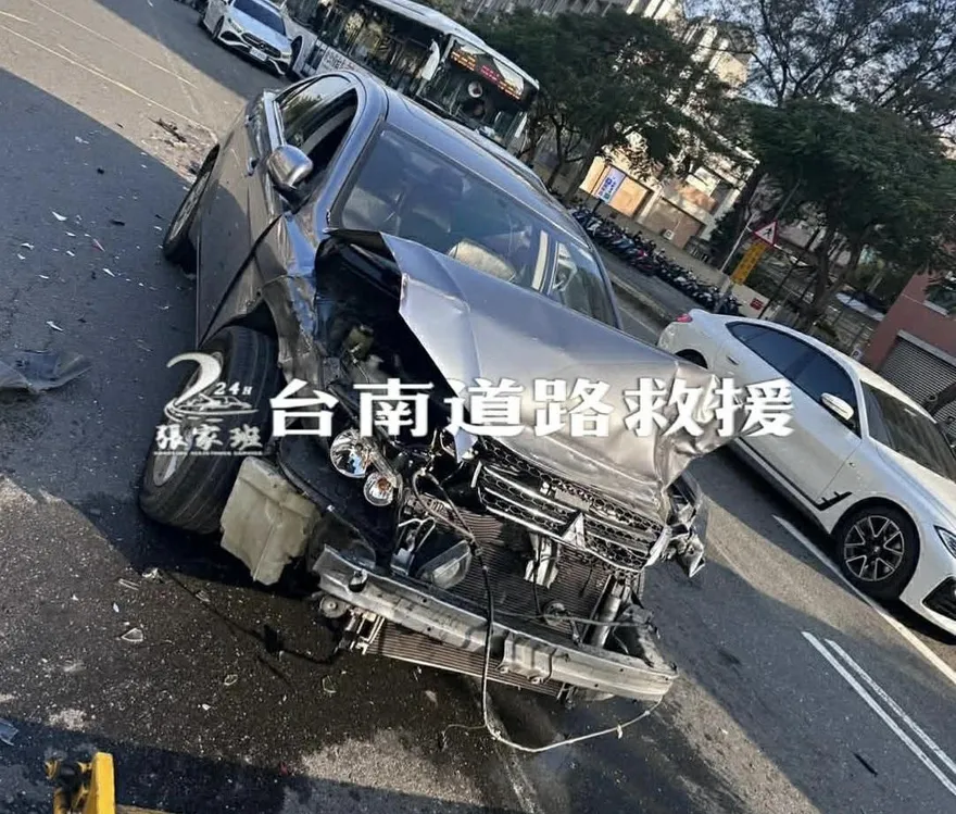 影/台南小東路7車連環撞「車頭碎滿地」　道路暫時封閉
