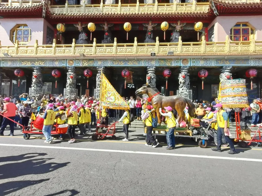 影/屏東玉皇宮「神獸遶境」來了！駿馬率23座神獸祈福