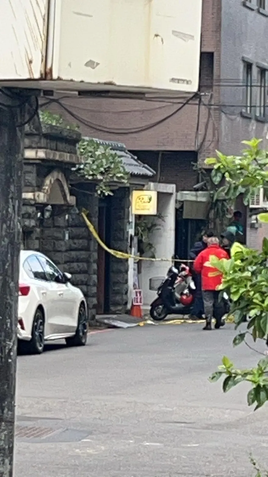 影/幼兒園外牆磁磚剝落警拉封鎖線　民眾誤認白狼家出事