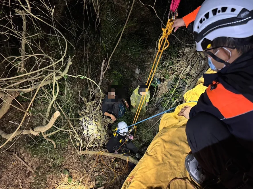 高雄秘境柴山小漁港「情侶墜谷」！警消急搶救