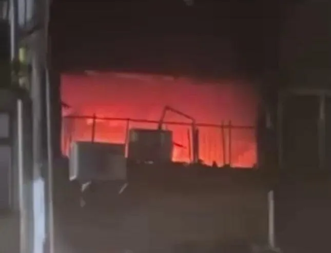 影/焰爪狂竄！北市民宅大火「兇猛延燒」50歲婦被抬出送醫