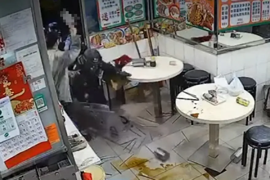 影/用餐微信支付失敗！陸女發狂揮刀　單挑狂劈持盾港警被制伏