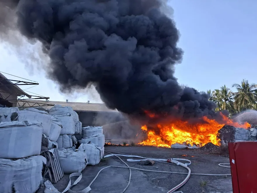 影/屏東麟洛火警雜物燃燒竄黑煙　9車18人無人機出動