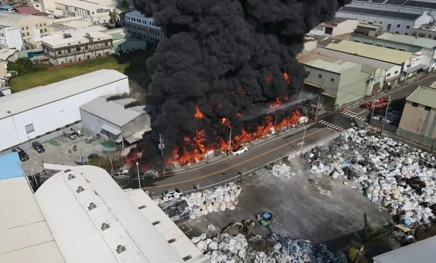 影/驚悚俯瞰！永康工業區惡火　黑煙噴捲超過15樓高