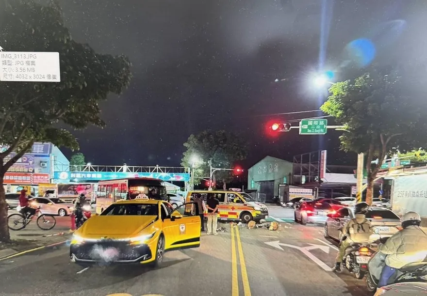影/桃園計程車撞單車！騎士噴飛昏迷　事發瞬間曝