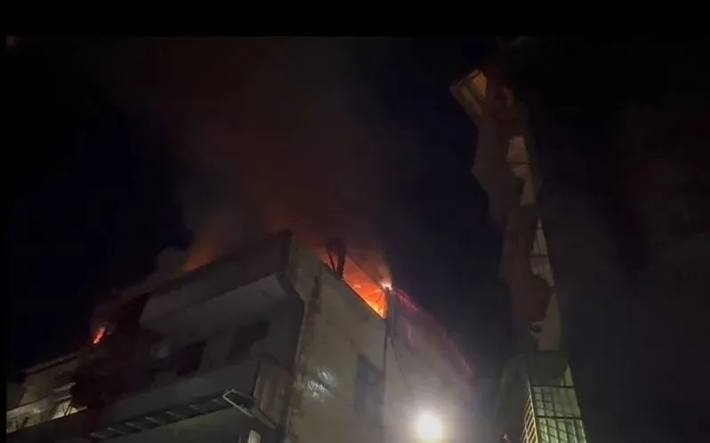 基隆民宅「頂樓大火」！「整間燒紅火爪現」駭人直擊