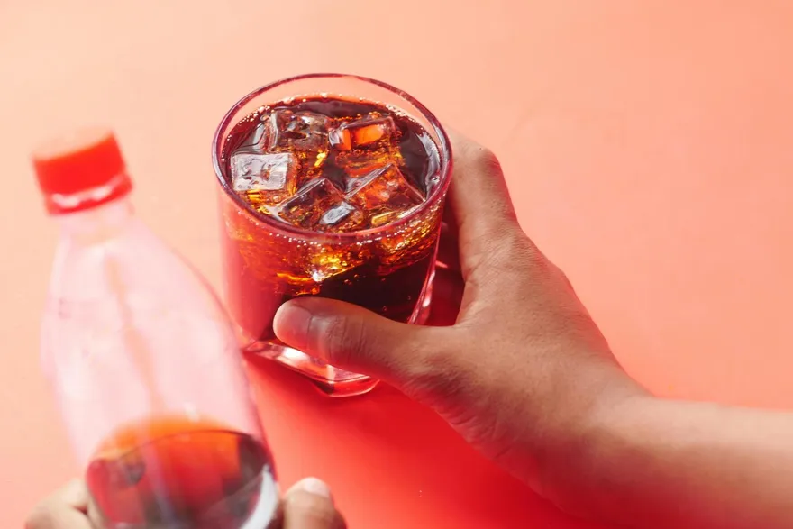 每天一杯含糖汽水如同抽菸！美國研究：加速老化4.6歲