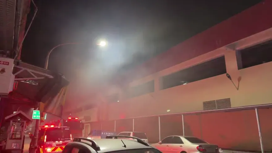 高雄出事了！知名量販店地下室起火「巨量濃煙籠罩」