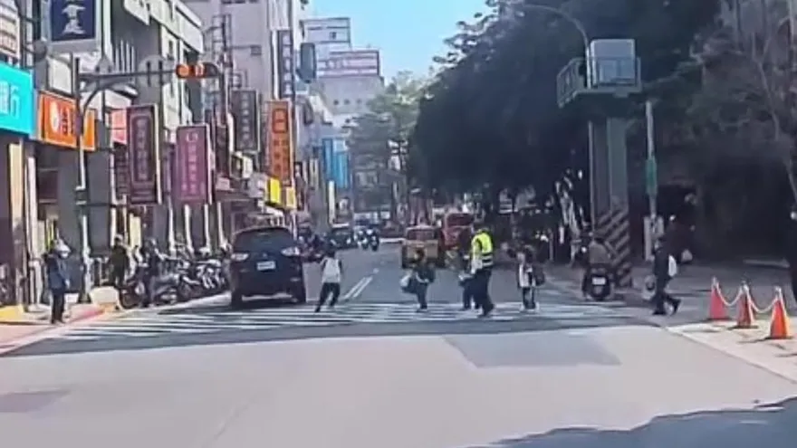 影/北投國小惡男高速衝過馬路　學童差1步被撞到