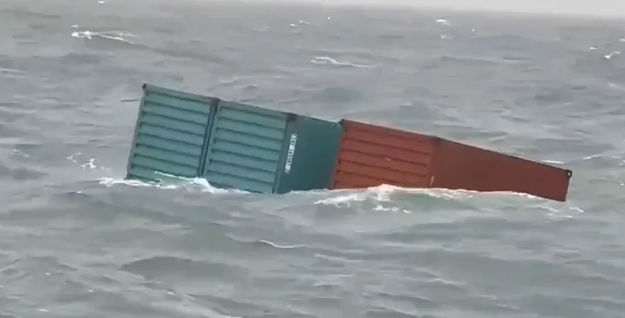 影/港籍貨輪「中聯黃埔」20貨櫃遭巨浪打中落海　海巡僅尋回3個