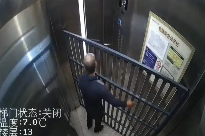 影/上海大爺搬柵欄床架進電梯反被困　「畫地為牢」網笑翻