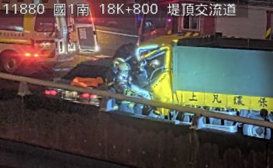 國道1號汐五高架4車追撞　貨車駕駛夾困車內