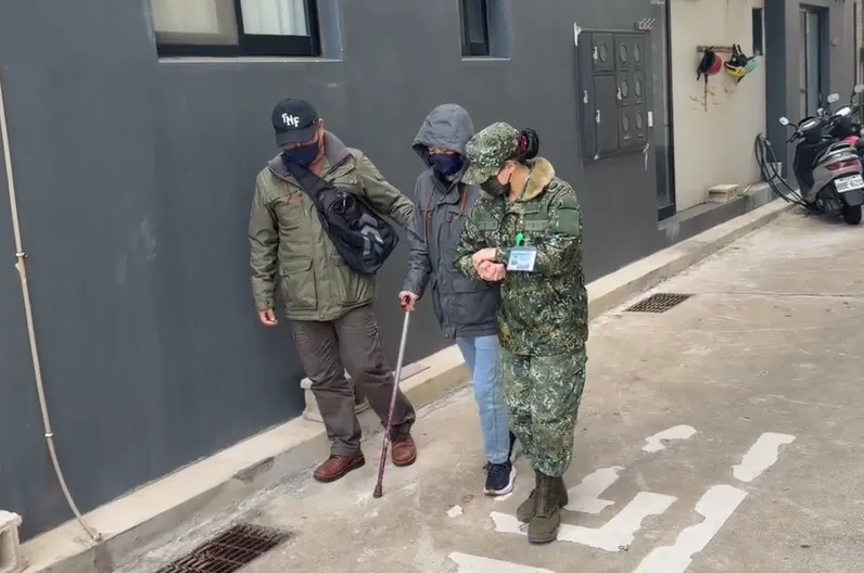 影/飛官辛柏毅失聯一夜！慈母拄拐杖飛花蓮尋兒