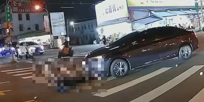 影/屏東女騎士撿狗罐頭遭撞！　肇事駕駛誆幫送醫卻落跑