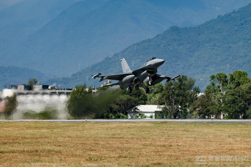 F-16飛官疑「倒著彈射」入海　突如其來異常火光定位成搜救關鍵