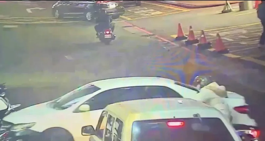 影/北車旁自小客暴衝撞翻多部機車　1騎士慘摔受傷