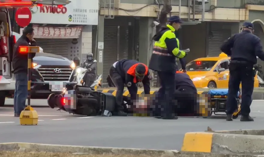 不到一小時！高雄左營路口連2起車禍　騎士遭撞飛送醫