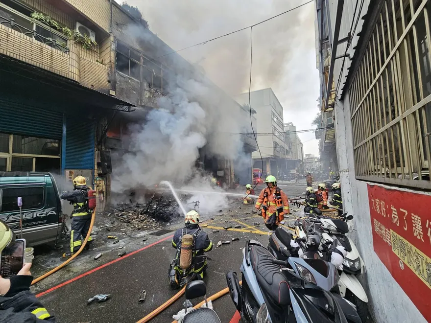 影/狀況緊急！新北「加工廠大火」4人受困中