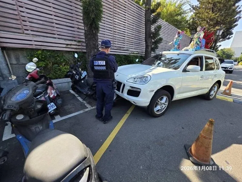 台中殯儀館詭異一幕！「佛祖車」突自走撞3人毀6車