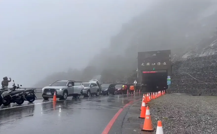 影/台東南橫埡口飄雪、起霧如仙境　遊客隧道前追雪嗨翻