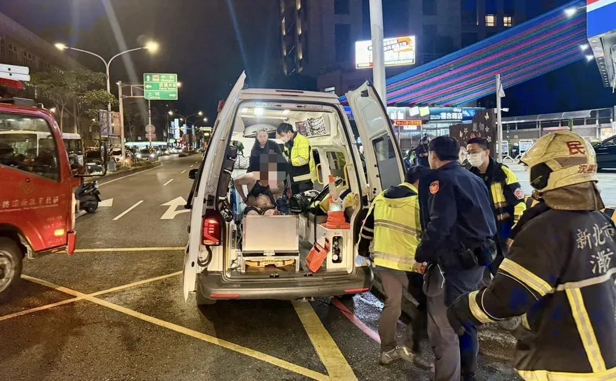 影/新北板橋驚傳加油站自焚釀2傷　攻擊消防員遭壓制逮捕