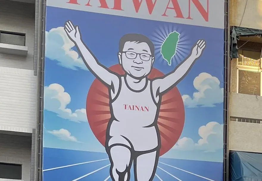 台南街頭驚見「固力果」跑男！　神秘看板主角竟是屋主本人