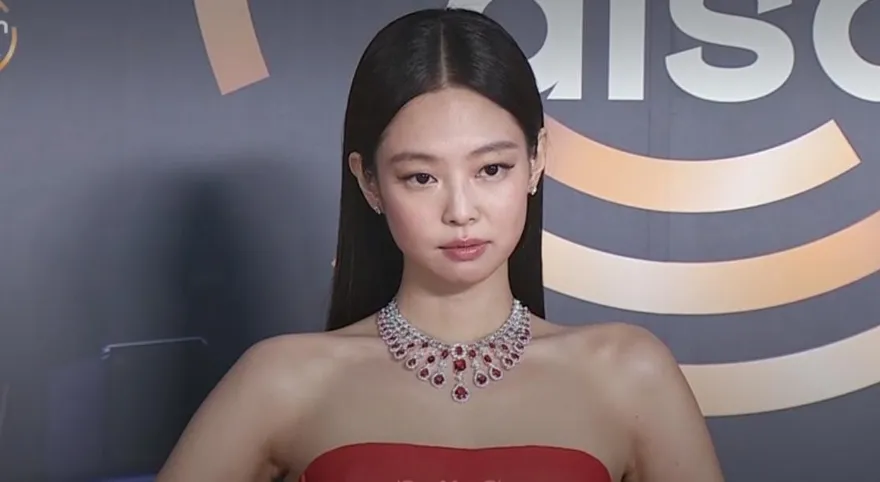 BLACKPINK Jennie霸氣現身！鮮紅平口禮服辣秀鎖骨　對鏡頭燦笑