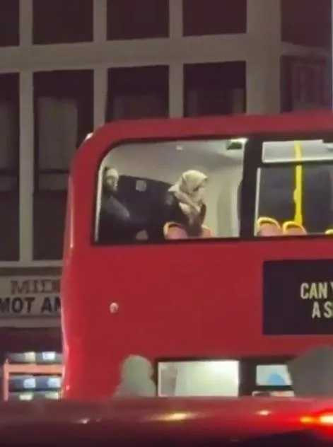 太瘋狂！英國情侶雙層巴士「車震」　車身標語意外亮了