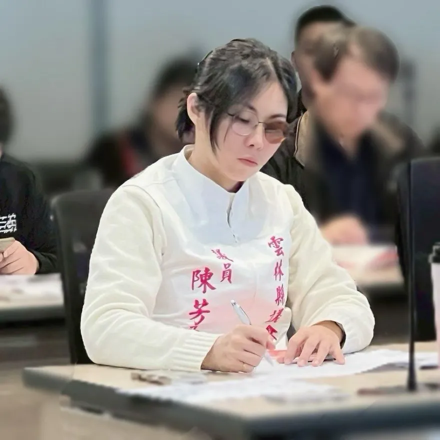 車禍後遺症！陳芳盈戴單眼墨鏡　向選民「道歉」獲網友暖心鼓勵