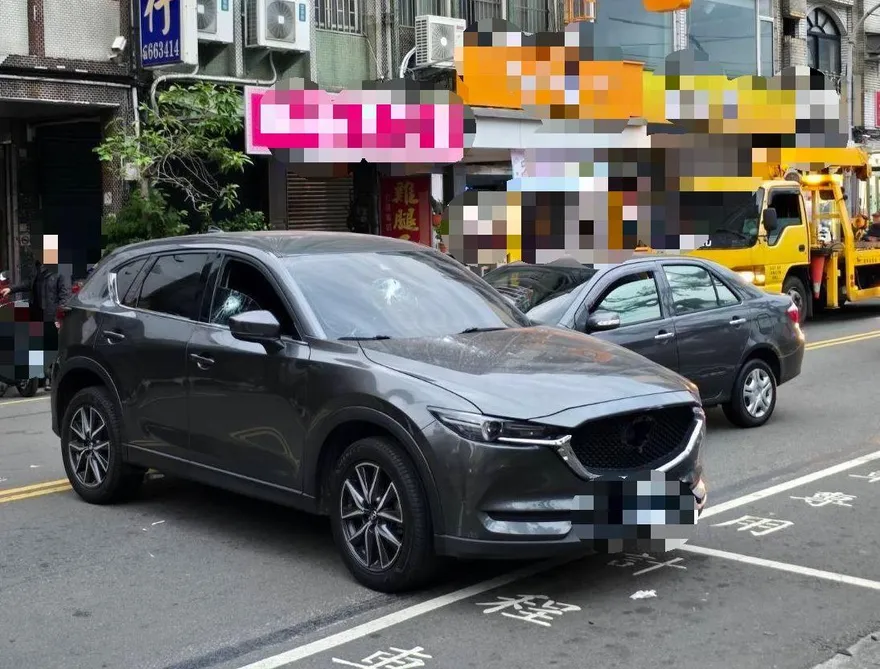 影/喝酒糾紛！清晨頭份菜市場旁槍戰　2人中彈、槍手落跑