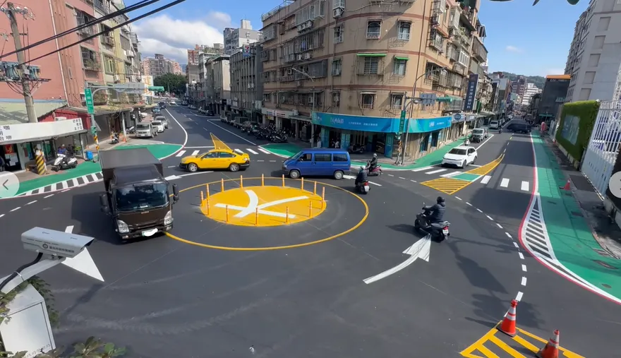 士林道路出現「大」圓環　網酸：三寶會不會直接輾過