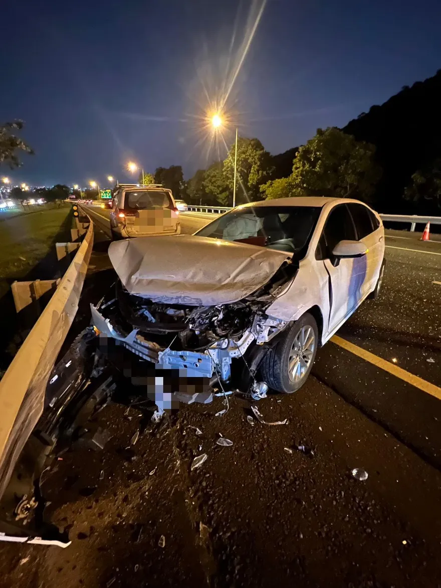 國道5號南向28.2公里「3車連環撞」　警方趕到現場一片混亂