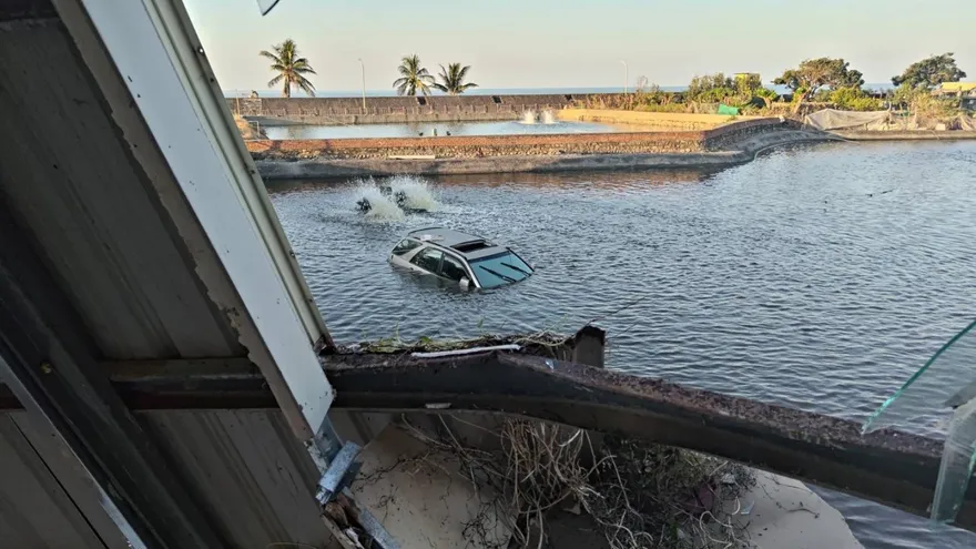 影/屏東男凌晨誤踩油門「撞穿」餐廳墜魚塭　修復至少30萬