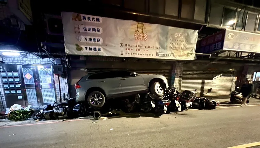 新北休旅車暗夜暴衝車禍　13台機車無辜遭殃