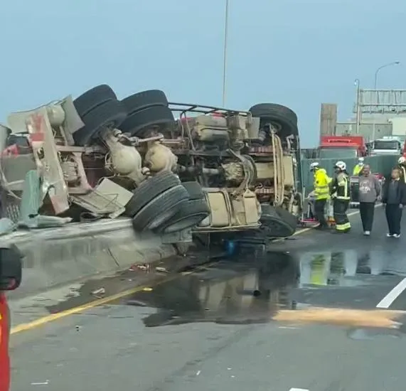 影/台61大園段水泥車自撞翻覆　「水泥溢出」交通大打結