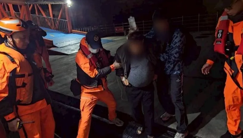 影/馬祖北竿1男突發肝硬化急症　海巡寒夜派艇救援送醫