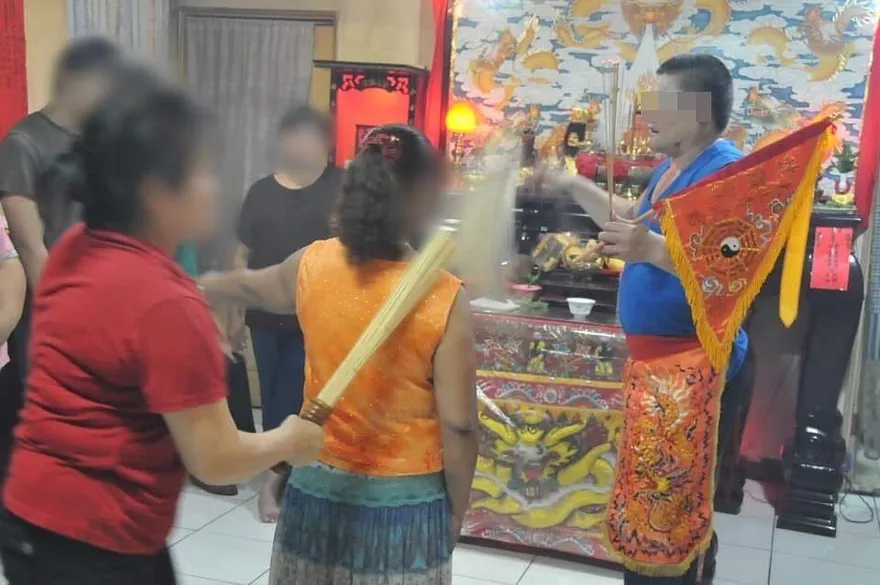 沒算到劫數！蘆洲蔥油餅老翁斜槓乩身　辦事完返家遭兒砍死