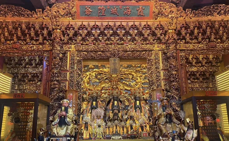 松山霞海城隍廟初五迎五路財神　領錢母摸鬚求好運