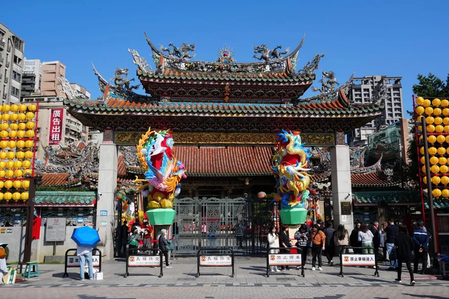 萬華龍山寺「鑽轎腳」求平安　今年首出「觀音燈籠磁鐵」