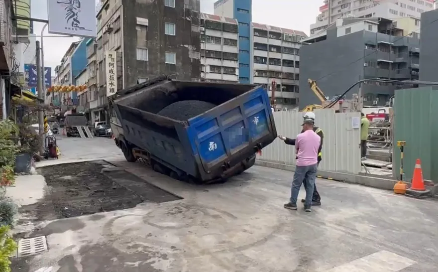 影/台南五妃街隔1晚路面又塌陷！　貨車後輪陷大坑卡住了