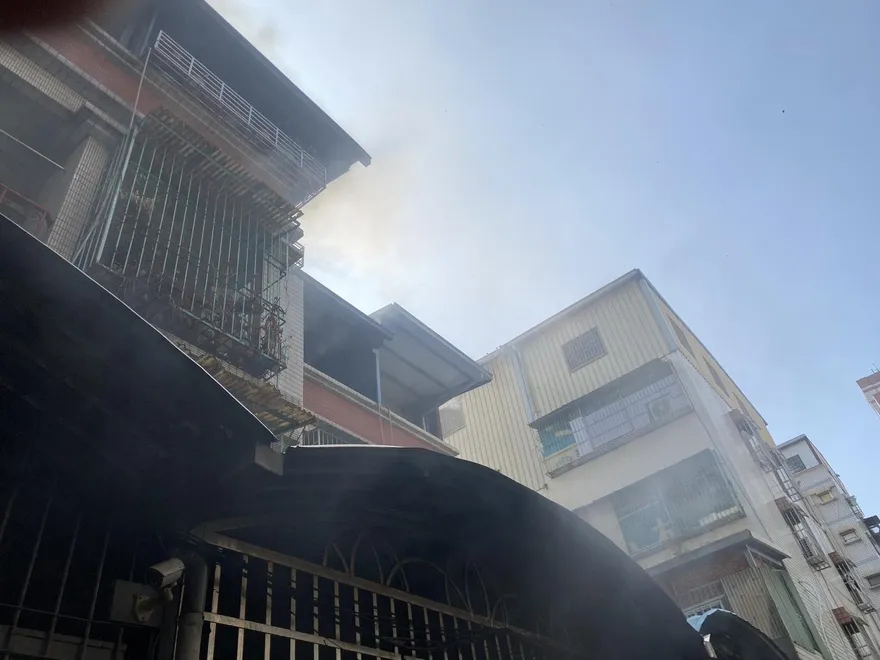 高雄前鎮透天厝火警！13車25人搶救　雜物堆中救出87歲嬤