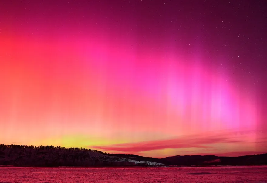 影/20年最強磁暴！陸「神州北極」迎魔幻極光　百萬人線上看