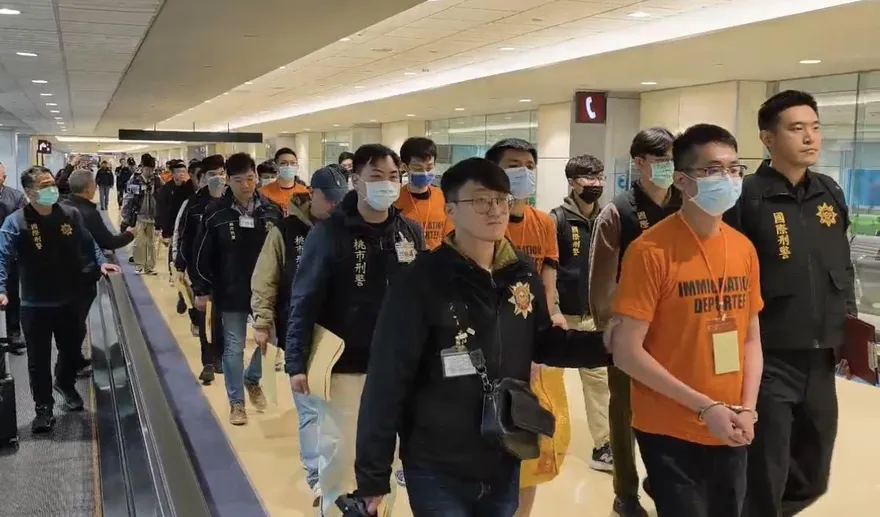 影/宿霧豪宅機房搞愛情詐騙　刑事局押解17嫌犯返台