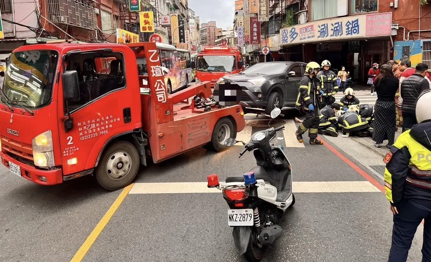 影/新北蘆洲休旅車違規釀禍　婦人遭撞卡車底重傷