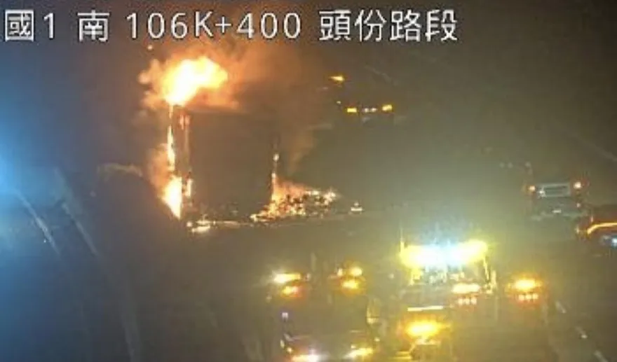 國道1號新竹段貨車陷火海　車流壅塞回堵2KM