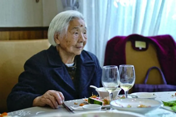 101歲奶奶熬夜嗑零食卻健康？醫：不內耗、睡得好更重要