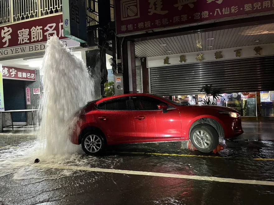 影/苗栗女開車恍神撞斷消防栓　水柱噴3米高順便洗車