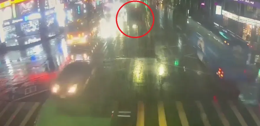 影/桃園聯結車「丟包貨櫃」擋路？　警調監視器：車輛故障