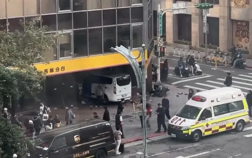 北市南京東路三立採訪車撞進銀行　10人輕重傷