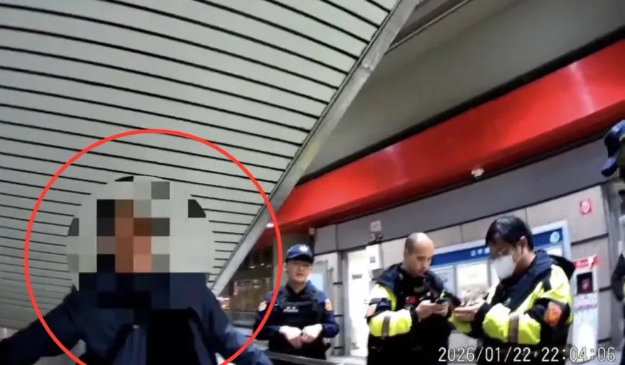 影/北捷芝山站醉男手伸出閘門外　害列車急煞重罰1萬